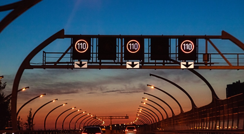 Panneau supérieur sur une autoroute indiquant 110 km/h