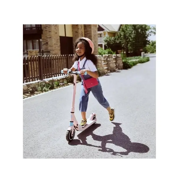 petite fille trottinette électrique