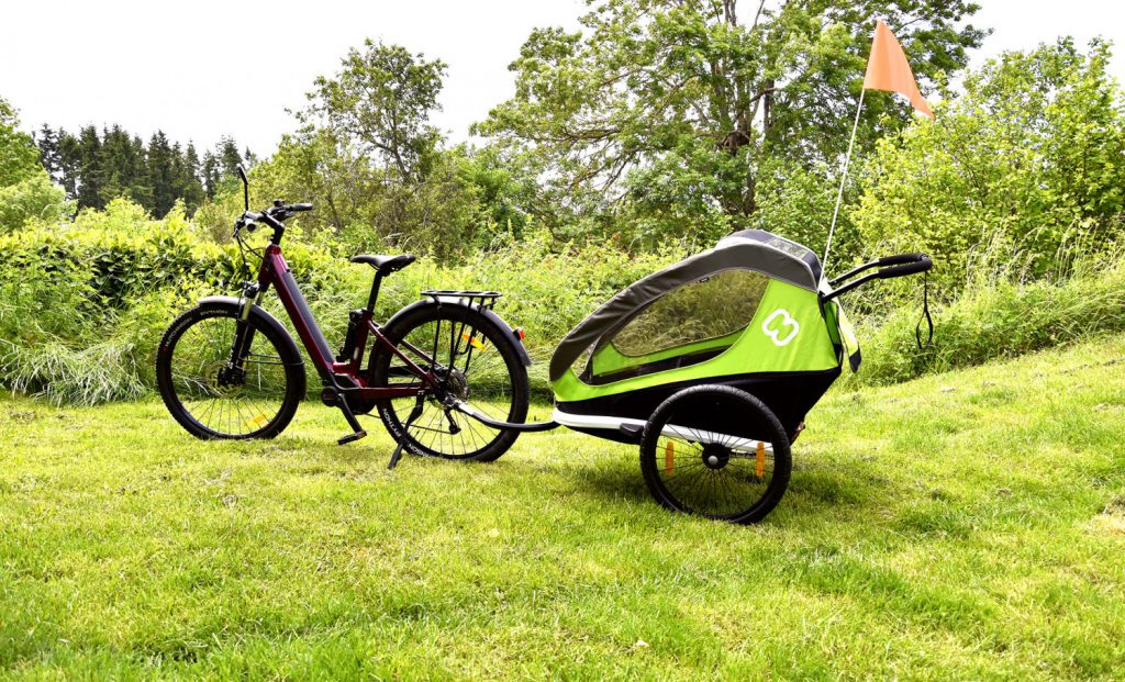 Vélo avec sa remorque pour transporter des enfants