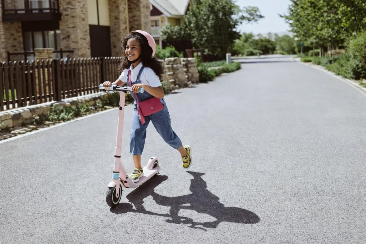 petite fille sur une trottinette électrique pour enfant