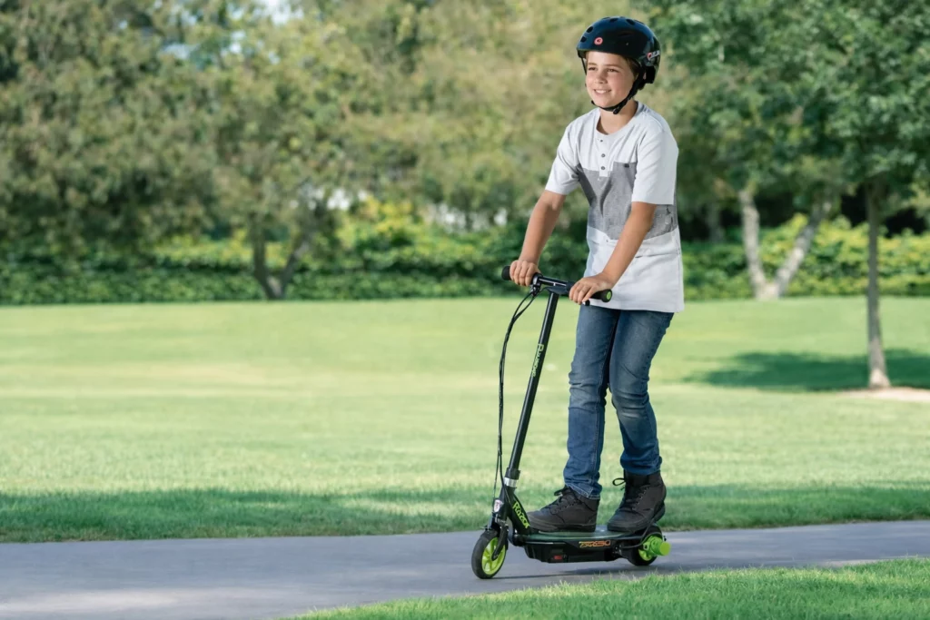 trottinette électrique pour enfant : Tout ce qu’il faut savoir 5 Petit garçon sur une trottinette électrique pour enfant