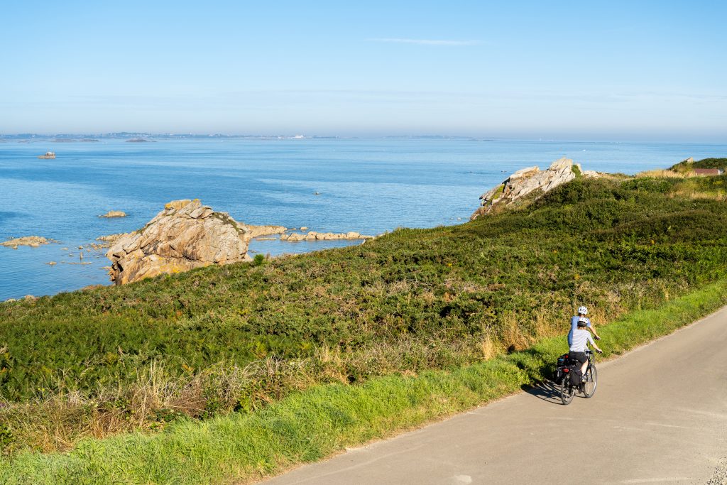 vélomaritime : route à vélo le long de la mer