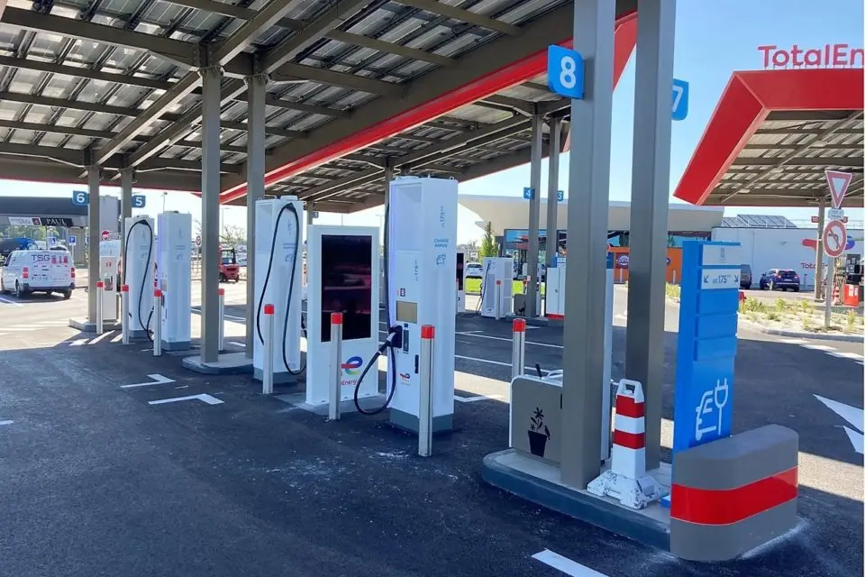 Aire de Villabé TotalEnergies station-recharge-electrique-villabe-autoroute-a6-esssonne-totalenergies-960×640