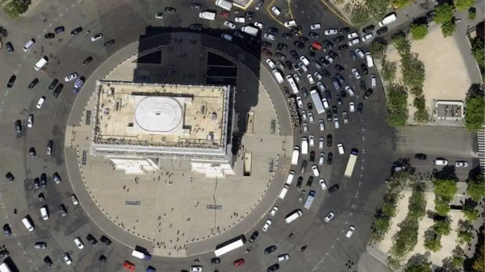trafic arc de triomphe sécurité routière