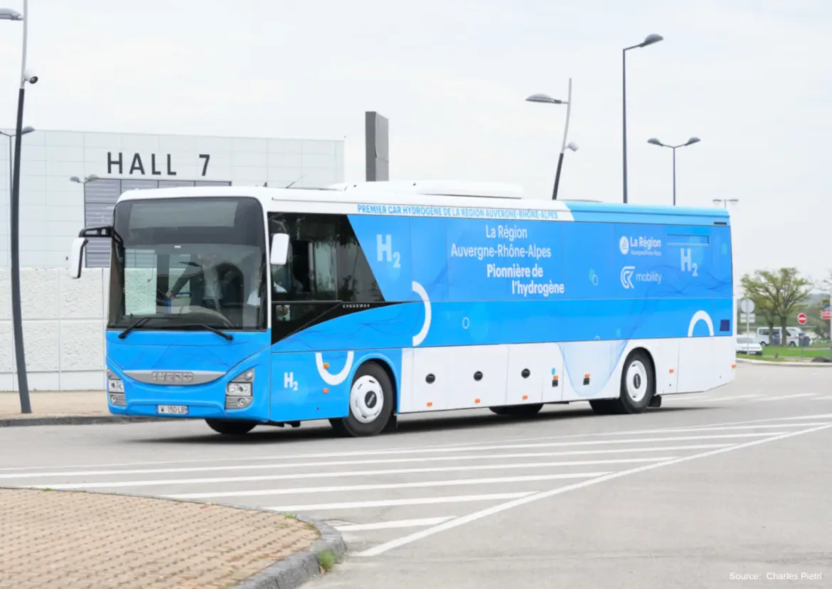 La région Auvergne Rhône-Alpes commande 50 bus hydrogène pour ses transports scolaires et interurbains