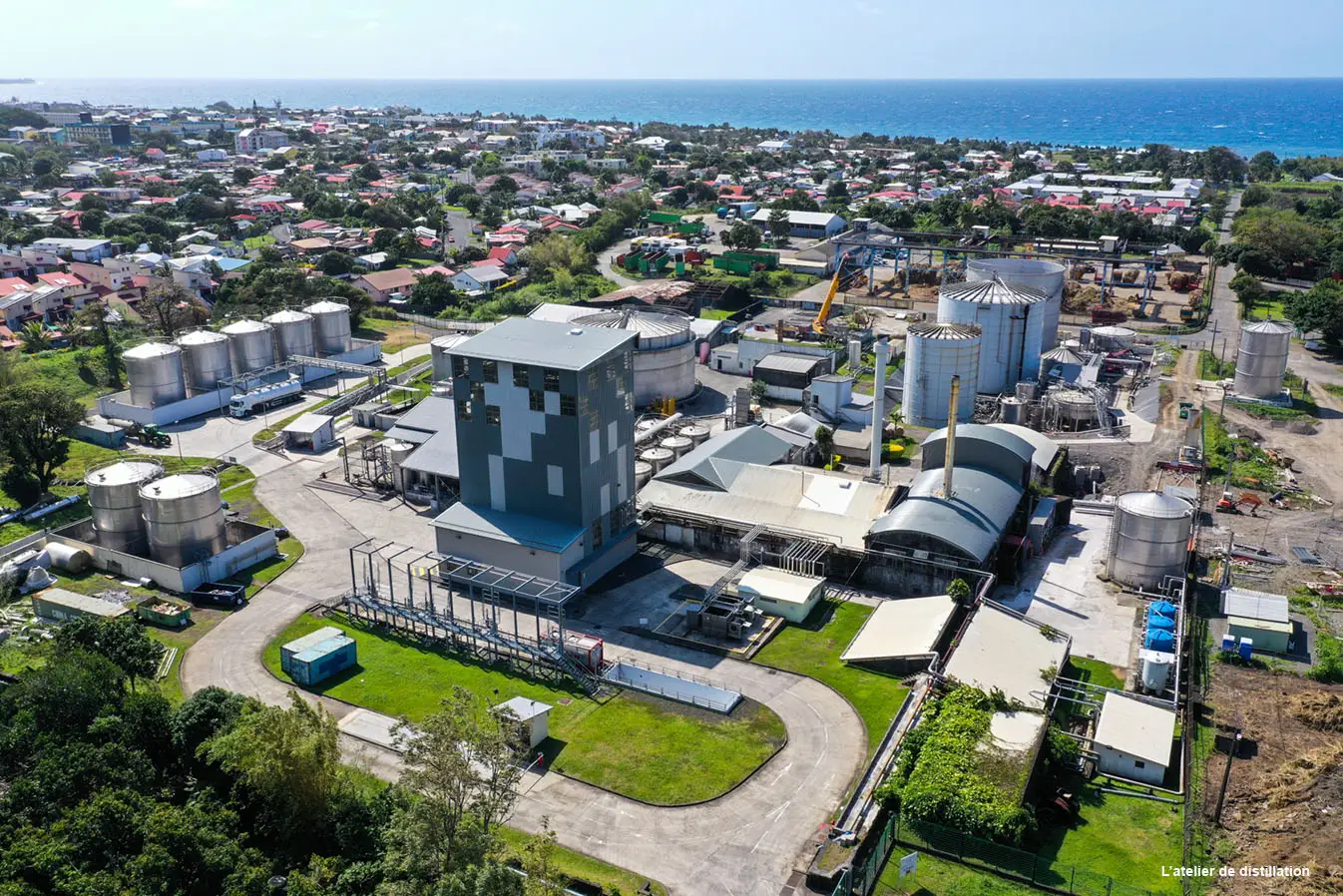 À la Réunion, la vieille distillerie de rhum produit plus d'énergies qu'elle n'en consomme ! 9 Photo aerienne RIviere du Mat 002