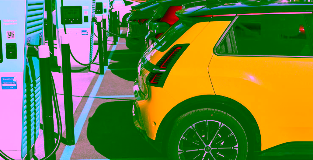 Plan d'électrification 2026 : CEE, flottes d'entreprises, VUL, PL 1 Voiture en recharge - plan d'électrification gouvernemental
