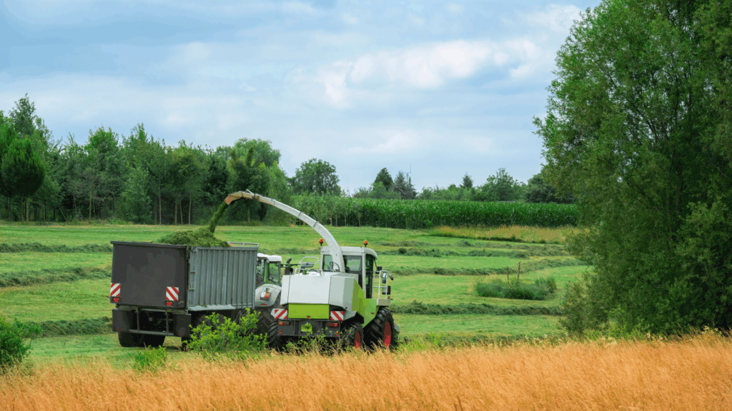 Engins de chantier électriques : Quelles aides pour les entreprises en 2026 ? 2 véhicules agricoles